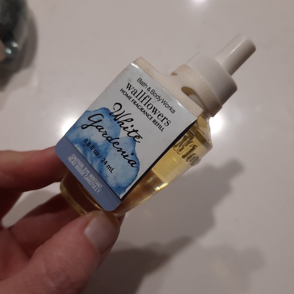 Bath & Body Works Wallflower Plug AND Refills NEW - Picture 7 of 8